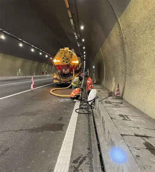 五华隧道排水渠清淤